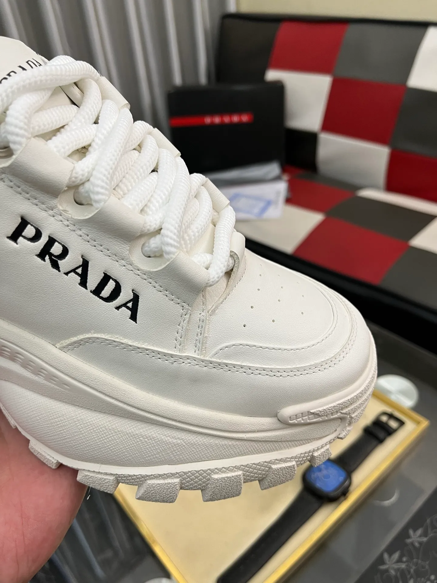 Men's shoes 💰: 800⌚️⌚️🔝High version The new PRADA (Prada) counters are launched simultaneously. The new men's shoes and 😘fabric are selected from first-layer cowhide and are made by pure handicrafts. Lining: Full cowhide lining. 👍🏿 High-end ☄️ air-cushion molded anti-slip rubber outsole, exquisite lines, simple and elegant, comfortable and high-end for leisure travel. Code number: 38 to 443️⃣Colors available